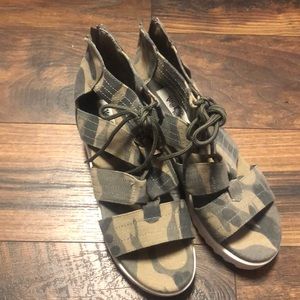 Very G sandals super cute! Size 9